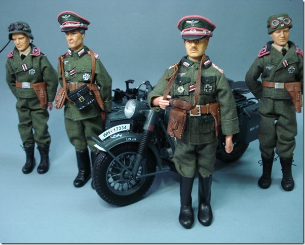 WWII – OFICIAL Y SOLDADO ALEMAN DIVISION PANZER MOTORIZADOS DE PASEO Escala 1/10  madelman custom aleman