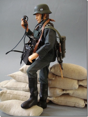 SOLDADO ALEMAN CON TELEFONO DE CAMPAÑA Escala 1/10 madelman custom