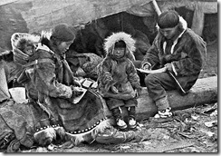 Familia_esquimal_Alaska, 1906_Fotografía_de_George_R_King