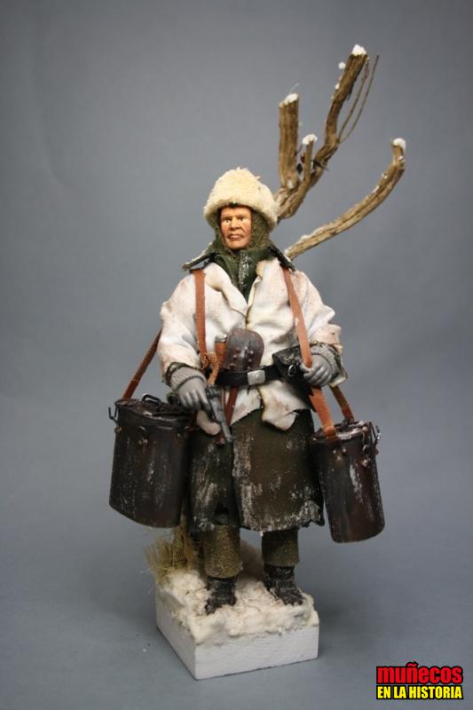 SOLDADO ALEMAN PORTANDO MARMITAS MOCHILA EN  INVIERNO Figura articulada Escala 1/10 madelman custom